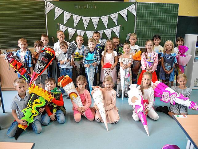 22 Jungen und Mädchen wurden dieses Jahr an der Grundschule Küssaberg in der Klasse 1b eingeschult. Klassenlehrerin ist Frau Mathis.