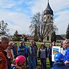 Zahlreiche Markelfinger aus allen Altersgruppen begeben sich bei der Einweihung des Geschichtspfads mit dem Radolfzeller Historiker ...