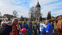 Zahlreiche Markelfinger aus allen Altersgruppen begeben sich bei der Einweihung des Geschichtspfads mit dem Radolfzeller Historiker ...