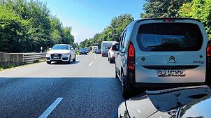 Schon vor Immenstaad staut sich dieser Tage der Verkehr. Aufgrund der Umleitung durch die Baustelle auf der B33 ist auf der B31 noch ...