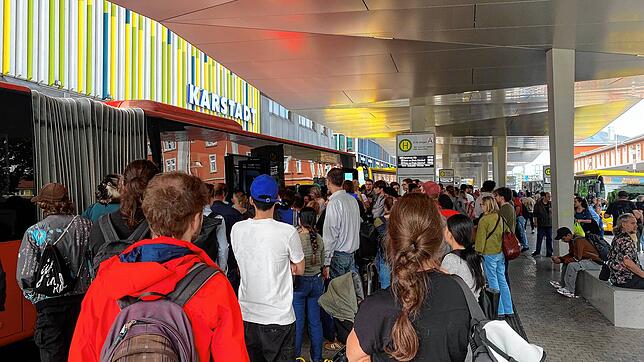 Pendler stehen ratlos am Singener Bahnhof: Nachdem ein Zug entgleist ist, steht dort der Verkehr auf den Gleisen still.