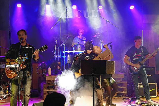 Hilfe: Lisa-Maria die Leadsängerin der Rockband XX CULT bekam „Unterstützung“ von der Fledermaus.