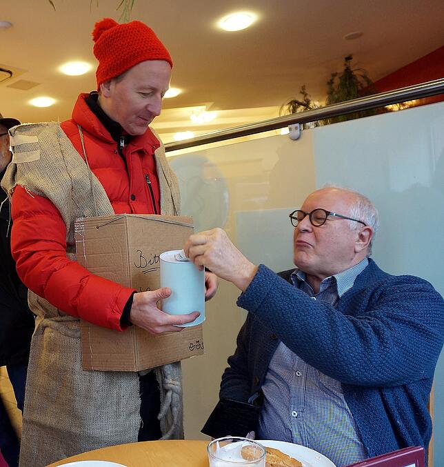 Kein Entkommen: Selbst gemütlich in einem Tiengener Café sitzende Waldshuter wie Rudolf Straub hat der "Bettler" Philipp Frank ...