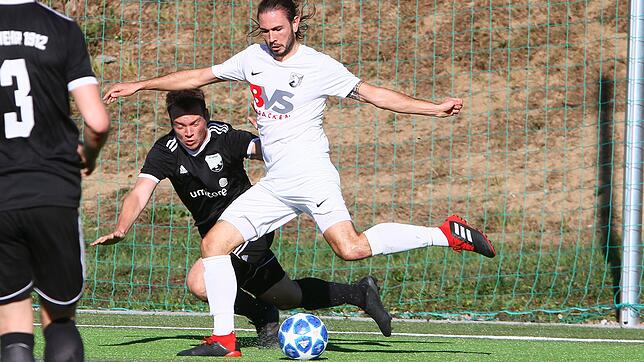 Revanche möglich: Michael Bauder (hinten, gegen Julian Göbel) und der FC Wehr wurden im Hinspiel mit 4:0 vom FC Erzingen düpiert. Nun ...