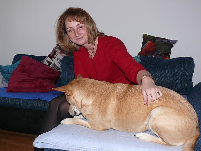 Anja Dobe mit Liv in ihrer Wohnung
