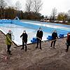 Im Waldshuter Freibad sind die Sanierungsarbeiten angelaufen. Beim Spatenstich waren (von links) Hans-Jörg Meier (Geschäftsführer ...