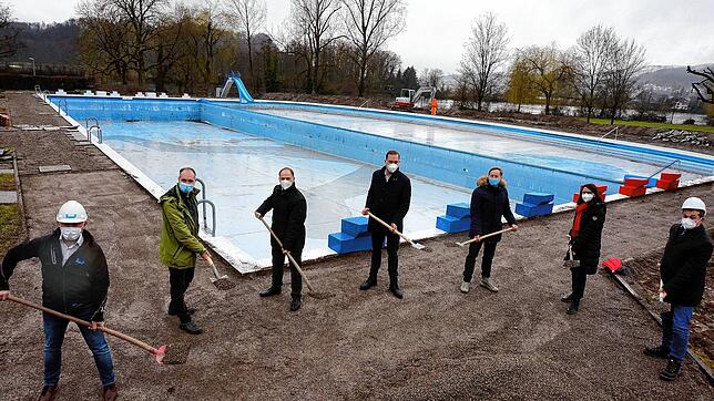 Im Waldshuter Freibad sind die Sanierungsarbeiten angelaufen. Beim Spatenstich waren (von links) Hans-Jörg Meier (Geschäftsführer ...