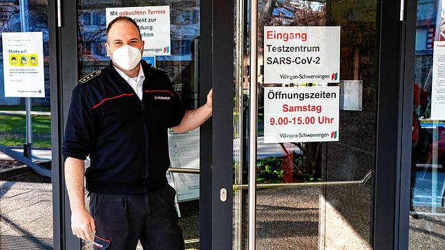 Testmöglichkeiten, die mit freiwilligen Helfern, hier beispielsweise am 19. März im Theater am Ring mit Feuerwehrmann Michael Reimer ...