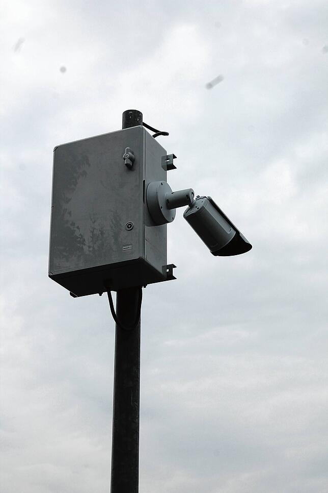 Mit diesem Scanner werden die Nummernschilder eingelesen. Bei der Einfahrt auf der Rückseite, bei der Ausfahrt auf der Vorderseite des ...