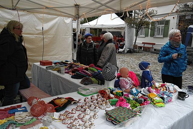 Kreatives Angebot auf dem Adventsmarkt in Oberteuringen: Bei Gabi Hecht (links) waren die kleinen Weihnachtsengel besonders beliebt.