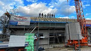 Der Rohbau steht und lässt erkennen, dass die Feuerwehr Winterspüren künftig deutlich mehr Platz hat als zuvor. Auf dem Dachstuhl machen ...