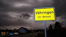 ARCHIV – 26.12.2012, Baden-Württemberg, Vöhringen: Dunkle Wolken sind in der Nacht über dem Ortsschild von Vöhringen zu erkennen. (zu ...