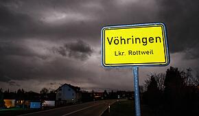 ARCHIV – 26.12.2012, Baden-Württemberg, Vöhringen: Dunkle Wolken sind in der Nacht über dem Ortsschild von Vöhringen zu erkennen. (zu ...