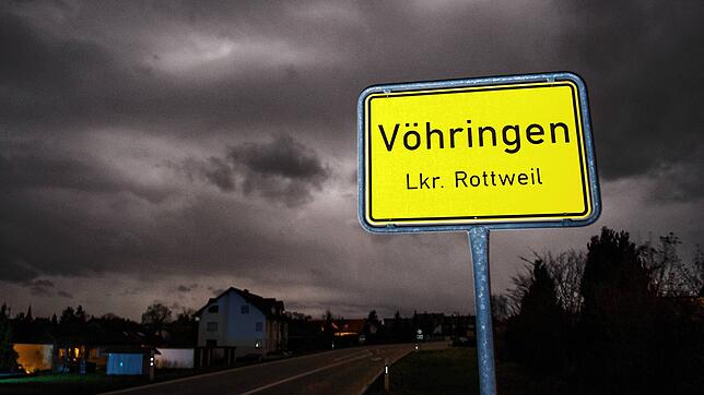 ARCHIV – 26.12.2012, Baden-Württemberg, Vöhringen: Dunkle Wolken sind in der Nacht über dem Ortsschild von Vöhringen zu erkennen. (zu ...