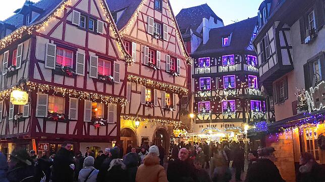 Im Elsass geht der Weihnachtszauber weiter. Einige Weihnachtsmärkte, wie hier in Colmar, haben bis Jahresende geöffnet. Bei diesem Foto ...