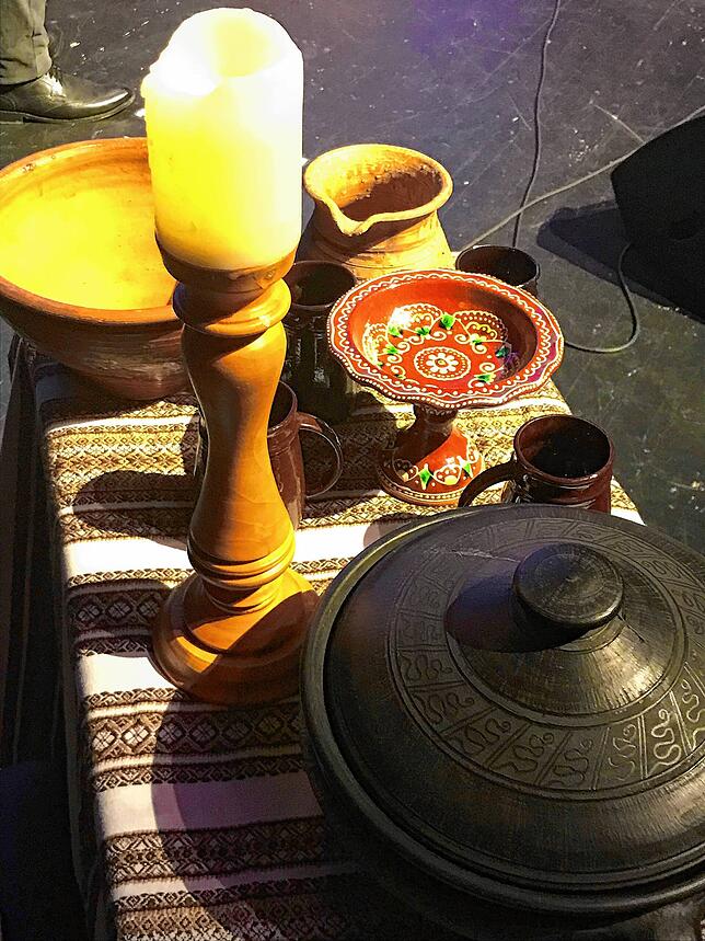 Ein traditionell gedeckter Tisch für das ukrainische Weihnachtsessen.