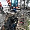 Gut zwei Meter unter Neudinger Erde an der Ecke Längestraße und Gewerbestraße finden Arbeiter das Leck in der Wasserleitung. Für Kai ...