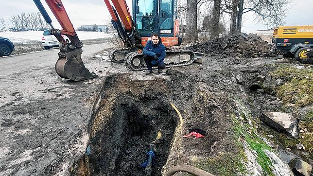 Gut zwei Meter unter Neudinger Erde an der Ecke Längestraße und Gewerbestraße finden Arbeiter das Leck in der Wasserleitung. Für Kai ...