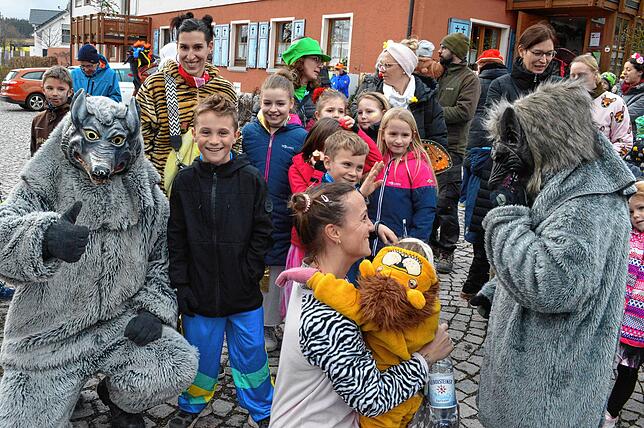 Der Wolf ist für die Kinder beim Kinderumzug in Neuhausen kein böses Tier, sondern ein netter Gefährte.