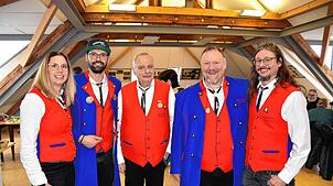 Das Bild zeigt (von links) die Narrenrätin Simone Serowy, den zweiten Zunftmeister Jens Serowy, Säckelmeister Peter Standt, Zunftmeister ...