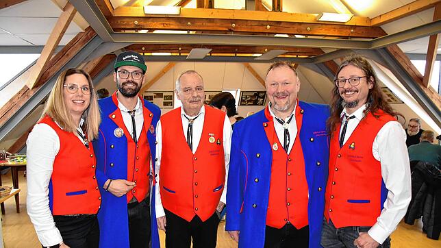 Das Bild zeigt (von links) die Narrenrätin Simone Serowy, den zweiten Zunftmeister Jens Serowy, Säckelmeister Peter Standt, Zunftmeister ...
