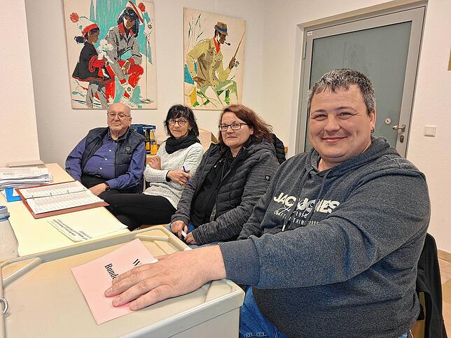 Die Wahlhelfer im Verwaltungsgebäude der Brennet in Wehr: An der Urne sitzt Björn Griener, hinten sitzt Günther Thomann.