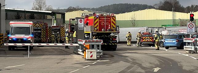 Rettungskräfte sind mit einem Großaufgebot vor Ort.