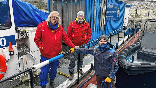 Das Team der Bodensee-Taucher Günther Dietz, Alexander Heidacher und Lutz Wendt am Überlinger Mantelhafen (von links).