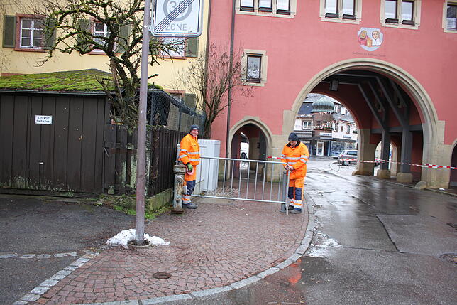 Vom Maienländer Tor wehte es Dachziegel herunter. Um die Fußgänger nicht zu gefährden, sperren die Bauhofmitarbeiter Dietmar Blessing ...