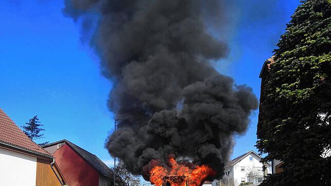 In der Hondinger Ortsdurchfahrt geriet am 1. April ein Traktor in Brand.