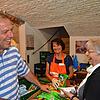 Arbeiten im Tafel-Laden im Stadtgraben gerne zusammen: Die Markdorfer Tafel-Helfer Reinhard Hendricks, Rita Büttner und Christel Wieth ...