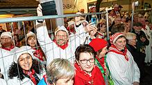 Das wird es in diesem Jahr nur an anderer Stelle geben: Besucher vor dem Weinhaus Baum genießen die Stimmung beim Hendglonkerumzug ...