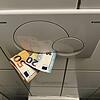 Geldscheine stecken in einer Klospülung: Nicht für alle, die an das Stockacher Kanalnetz angeschlossen sind, kostet die Entsorgung von ...