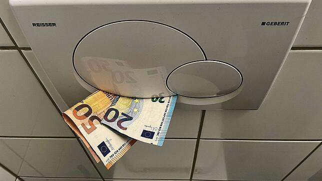 Geldscheine stecken in einer Klospülung: Nicht für alle, die an das Stockacher Kanalnetz angeschlossen sind, kostet die Entsorgung von ...