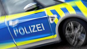 Ein Polizeifahrzeug steht auf einem Parkplatz. Hier ein Symbolbild.