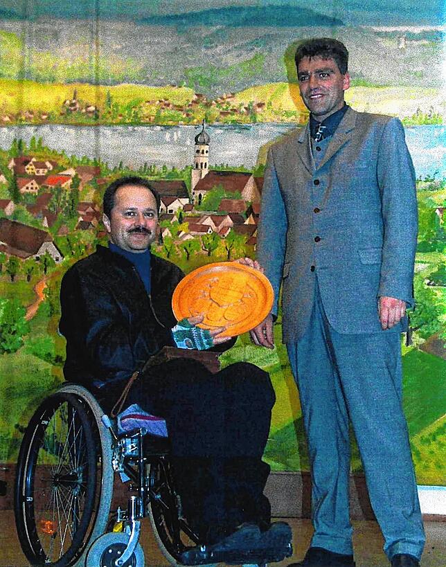 Stolzer Moment: Bürgermeister Andreas Schmid ehrt Bruno Haßler im Jahr 1999 für dessen sportlichen Erfolge.