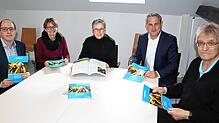 Einen neuen Wegweiser für Senioren stellen (von links) Patrick Bender, Silke Weiß, Dagmar Stettner, Dirk Harscher und Hannes Schneider ...