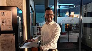 Amtsinhaber Johannes Henne wirft seine Bewerbungsunterlagen für die Bürgermeisterwahl in Immenstaad ein.