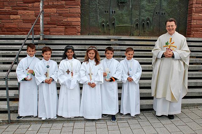 Im festlichen Gottesdienst feierten die Kinder aus Altenburg unter Einhaltung der Infektionsschutzregeln ihre erste heilige Kommunion. ...