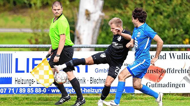 Der FC Gutmadingen (Tobias Kienzler, links) setzte sich klar und deutlich mit 5:2 gegen den Hegauer FV (Raphael Meyer) durch.