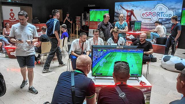 Das Turnier in der Schalterhalle dauert knapp drei Stunden.