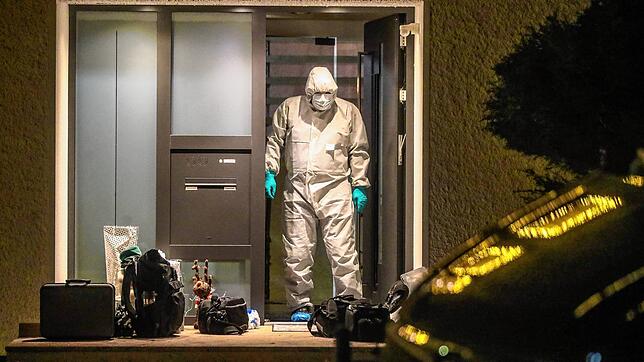 In einem Einfamilienhaus in Pfaffenweiler sind Mutter, Vater und ihr 32-jähriger Sohn am Freitag tot aufgefunden worden.