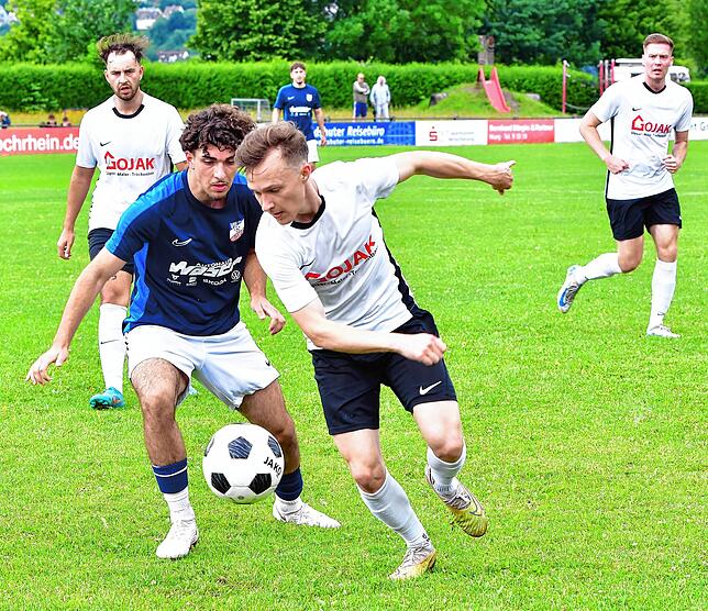 Mühsame erste Hälfte: Philip Lehmann (rechts, gegen Leon Eggert) und die SG FC Wehr/Brennet taten sich 60 Minuten lang schwer beim VfB ...