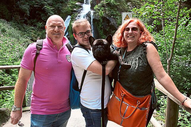 Die aus La Spezia/Italien, stammende Familie Zanetti erfreut sich am Naturschauspiel der Wasserfälle. Auch ihr Hund Clarence sieht ...