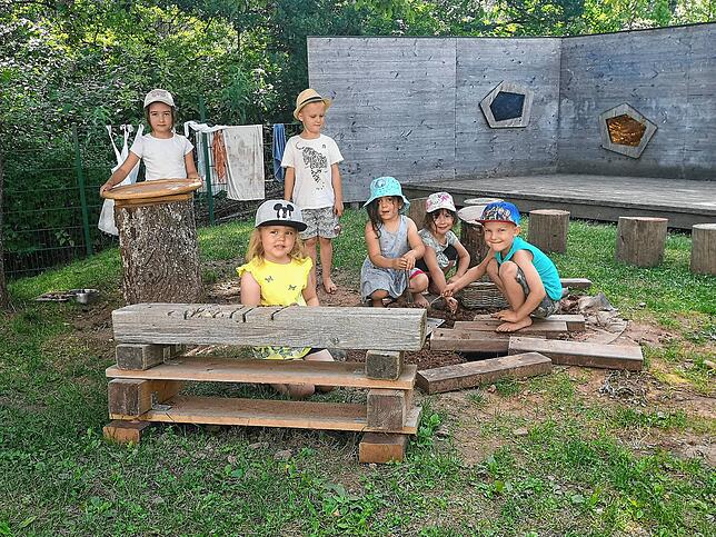 Am Vormittag ist es noch nicht ganz so heiß im Außenbereich des städtischen Kindergartens (von links): Frida, Meila, Jonathan, Enisa, ...