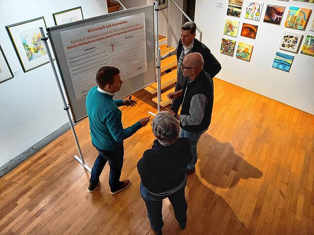Was hilft der örtlichen Wirtschaft? An der Stellwand diskutieren (von links im Uhrzeigersinn) Jens Neumann, Irene Holstein, Joachim ...
