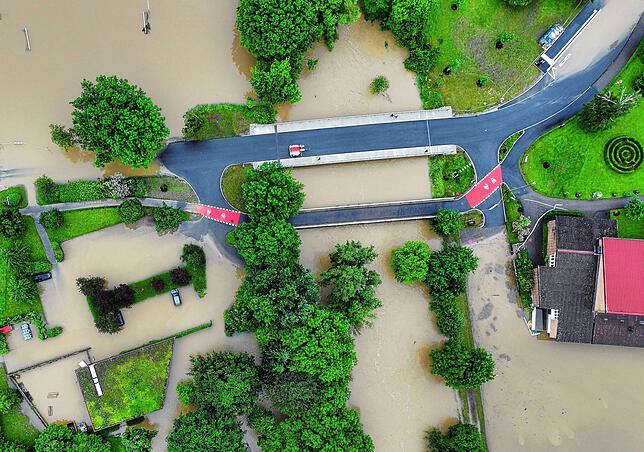 02. Juni 2024: Die Vorbereitungen auf eine mögliche zweite Welle in Meckenbeuren laufen an. Das Hochwasser des Flusses Schussen ...