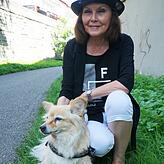Sie ärgert sich über das Hundeverbot. Friederike Fischer mit Hündin Kama aus Überlingen.