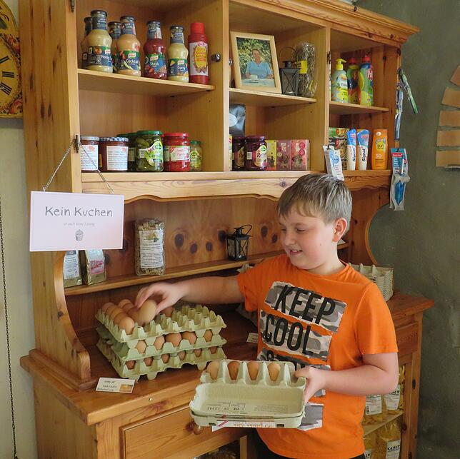Sohn Florian Zehle hilft seiner Mutter gerne im Hofladen wie hier beim Verpacken der frischen Eier. In den Regalen befinden sich viele ...