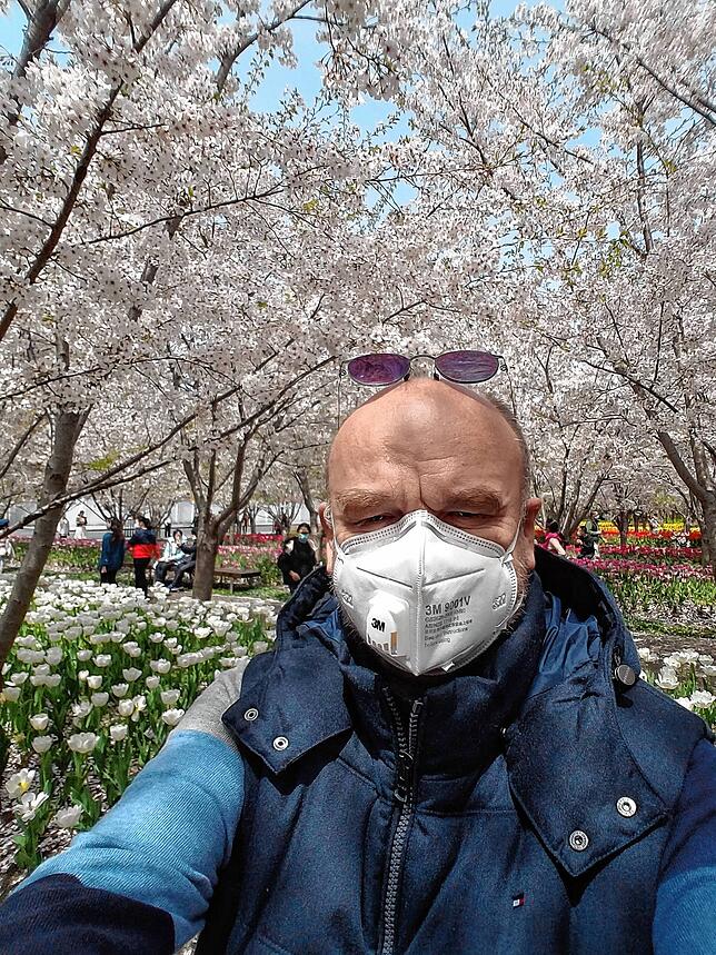 Selfie mit Mundschutz: Uwe Seefeldt hat sich mittlerweile an die Sicherheitsbestimmungen in China gewöhnt.
